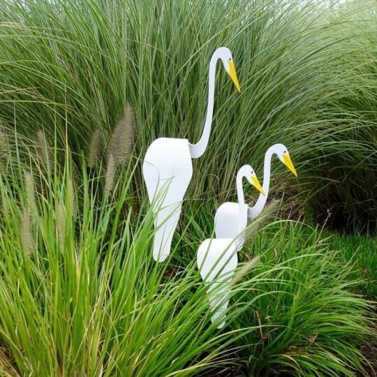 🦩 Swirl Bird 🦩 Een grillige en dynamische vogel die ronddraait met de zachte tuinbries 